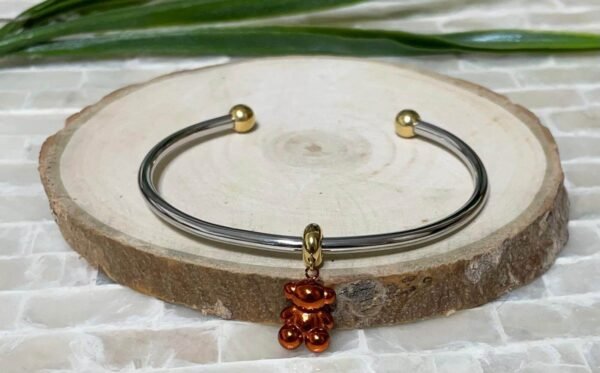 Brazalete Rígido con Dije de Osito Color Ámbar
