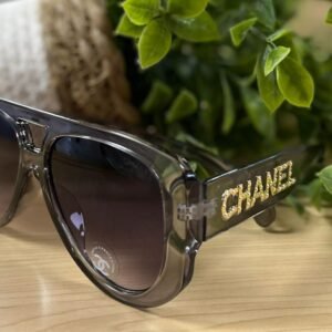 Gafas de Sol Chanel con Montura Negra y Detalles Dorados