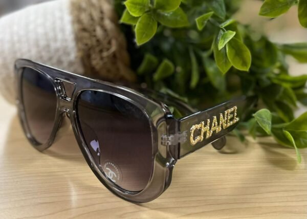 Gafas de Sol Chanel con Montura Negra y Detalles Dorados