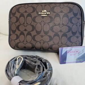 Bolso Bandolera Coach con Monograma Clásico en Tonos Oscuros