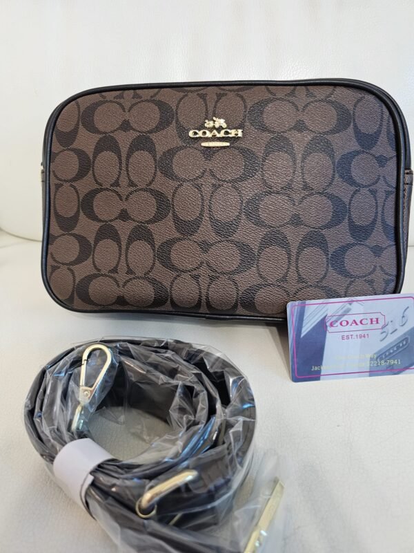 Bolso Bandolera Coach con Monograma Clásico en Tonos Oscuros