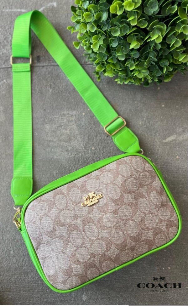 Bolso Bandolera Coach con Detalles en Verde Neón
