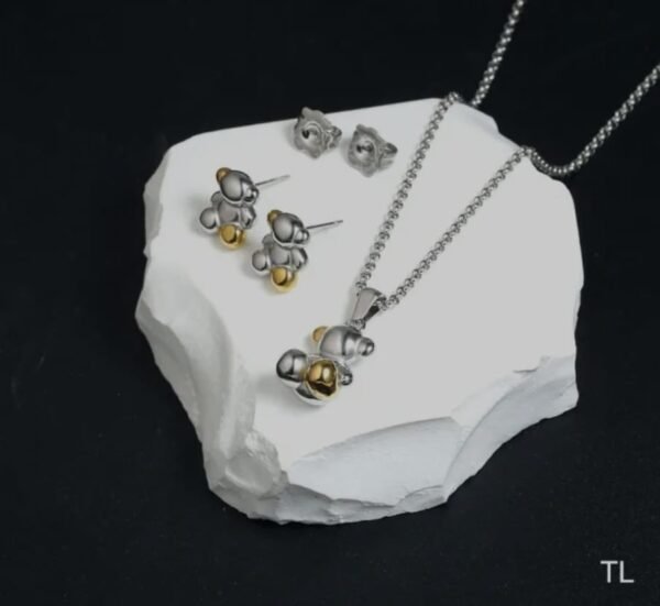 Set de Collar y Aretes Bicolor con Dijes de Osito en Plata y Dorado