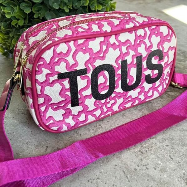 Cartera TOUS de diseño moderno y vibrante.