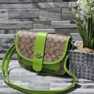Cartera COACH crossbody beige y verde lima, moderna, compacta y con logo metálico.