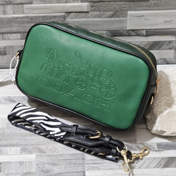 Cartera COACH crossbody verde con logo grabado y correa animal print.