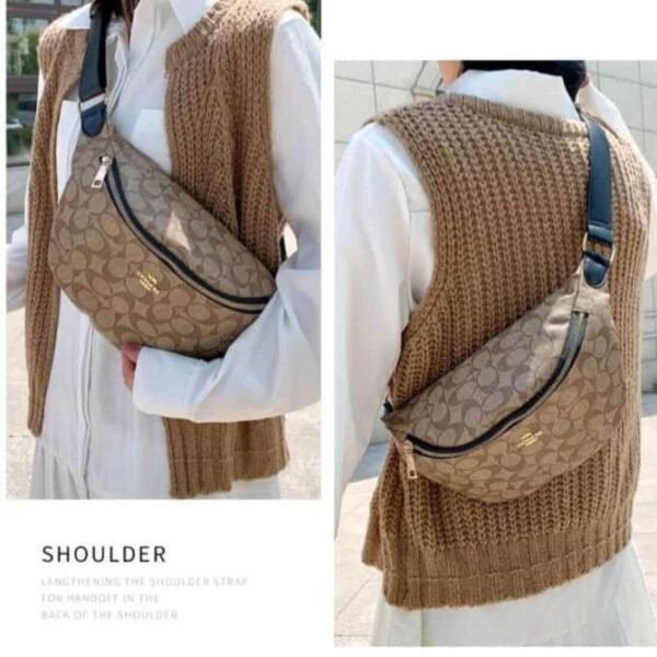 Cartera tipo COACH  con patrón monogramado.