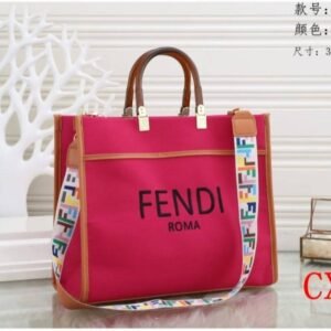 Cartera tipo FENDI ROMA en color fucsia con asas de madera y correa multicolor.