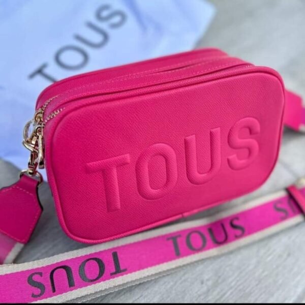 Cartera TOUS  viajera con diseño moderno